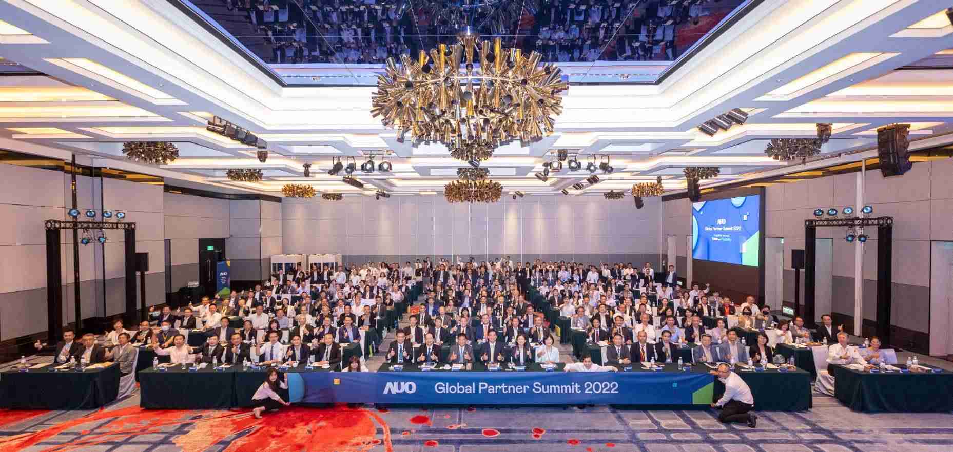 友達推動「安心、、創新、、、、用心、、、、同心、、盡心」五星職旅，，，為菲籍員工打造全方位照護，，，，首度贏得「人權實踐與發展領袖獎」殊榮