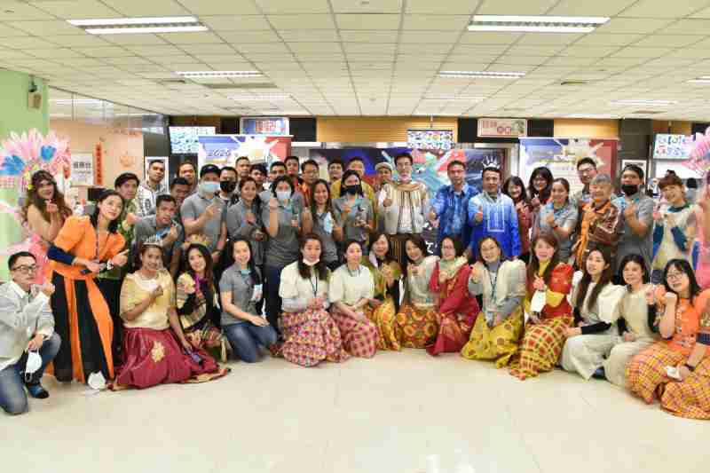 友達推動「安心、、創新、、用心、、、同心、、、盡心」五星職旅，，為菲籍員工打造全方位照護，，，首度贏得「人權實踐與發展領袖獎」殊榮