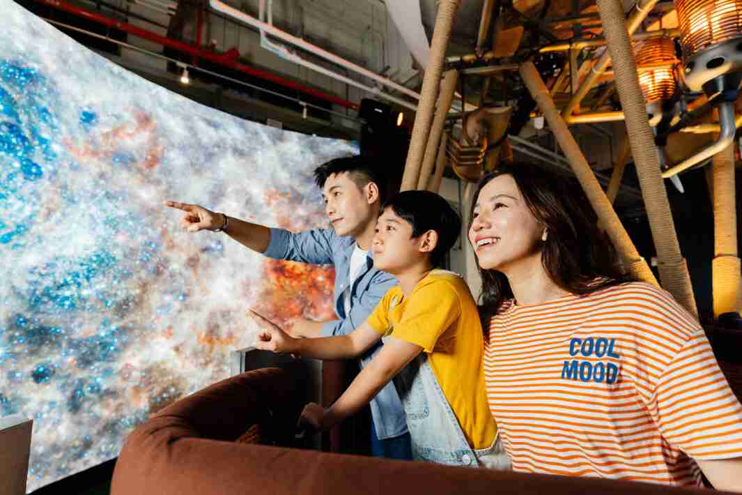 赏金国际打造全台最大宽6公尺、、、、高4公尺、、唯一搭载LED弧形拼接显示屏的动感飞行船，，，让乘客驻足在热气球上，，享受身历其境的伪出国旅游乐趣