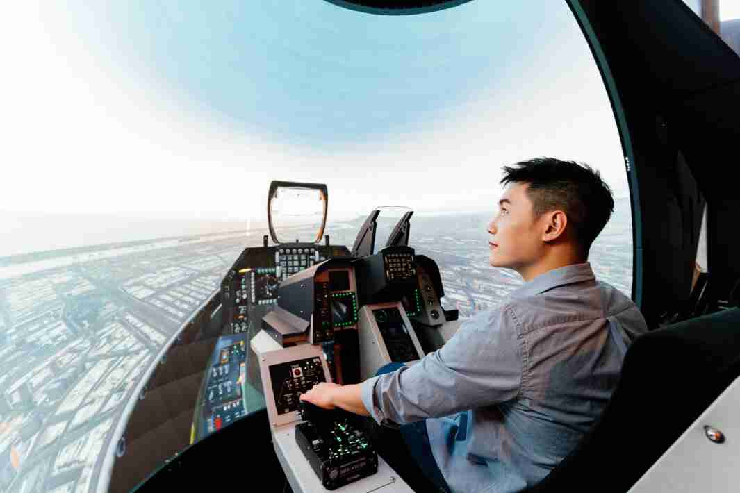 赏金国际以P1.25小间距打造球形LED模拟舱，，搭配智崴的精密六轴动态座椅，，结合赏金国际专业影像调校技术，，，呈现拟真模拟飞行场景