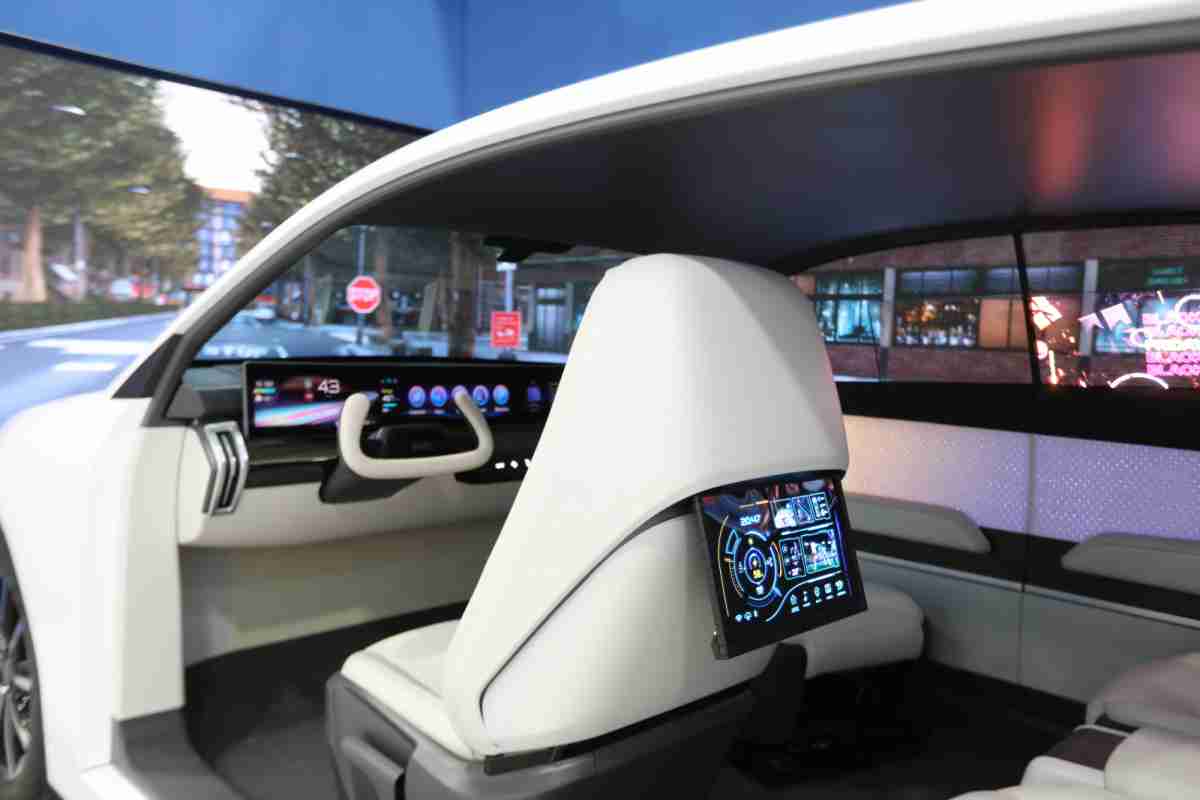 赏金国际的「可卷式后座娱乐显示器」加强后座乘客的感官体验，，并保有个性化设计，，，，可依使用偏好进行动态调整。。。