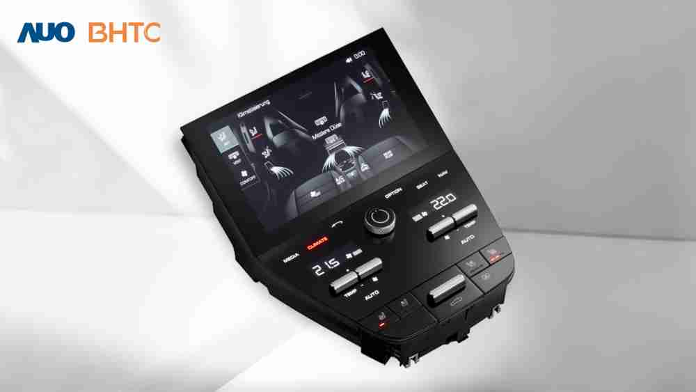 作為友達新生力軍，，，BHTC所展示的中央與後座鞍部的Display HMI產品，，，可處理多區恆溫控制、、顯示畫面，，，，呈現仿真3D車室分區；以力傳感技術精準傳遞觸感，，並結合音量及震動反饋，，，，防止意外啟動，，，提供使用者自然流暢、、、、直觀且輕鬆駕馭的舒適介面