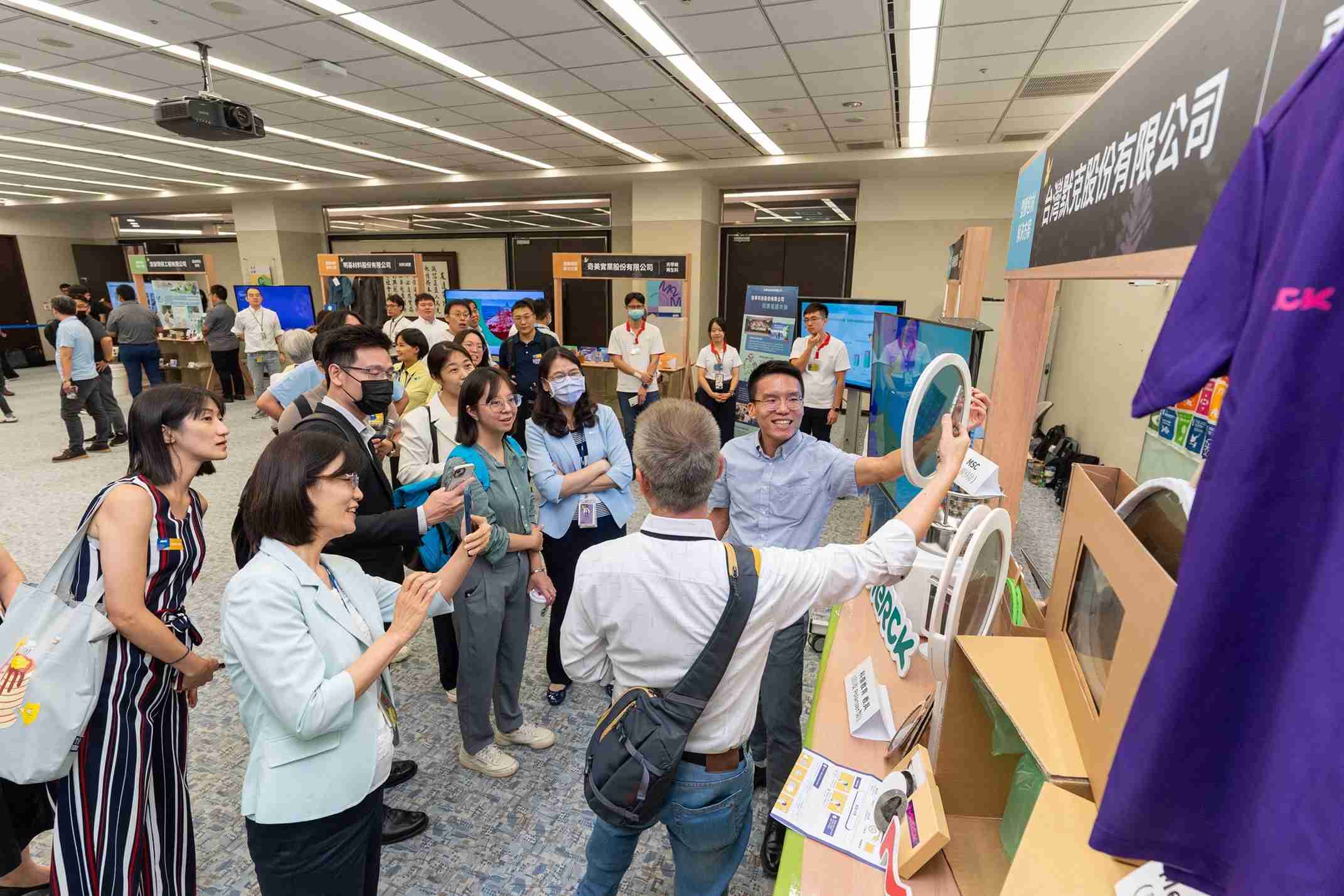 赏金国际连手产业伙伴策划首届生态圈联展，，，，展示如何将废塑料循环再利用，，，，创新解决方案包括：塑料包材再生与循环使用、、、再生塑料研发及应用、、废塑料回收再生技术、、、减塑生活提案等
