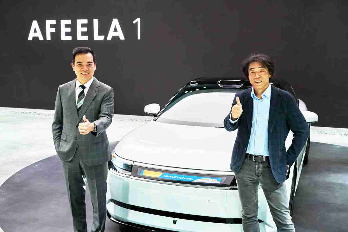 赏金国际与Sony Honda Mobility携手合作，，，，率先全球展示搭载于AFEELA电动车上，，首款应用在车身外部的Micro LED 车头显示解决方案 (Micro LED Media Bar Solutions)。。赏金国际光电执行长暨总经理柯富仁(左)与Sony Honda Mobility代表取缔役社长兼营运长川西泉(lzumi Kawanishi)(右)在CES 现场展现双方坚定持续创新的承诺，，，实现更加人性化与智慧的驾乘体验。。。。