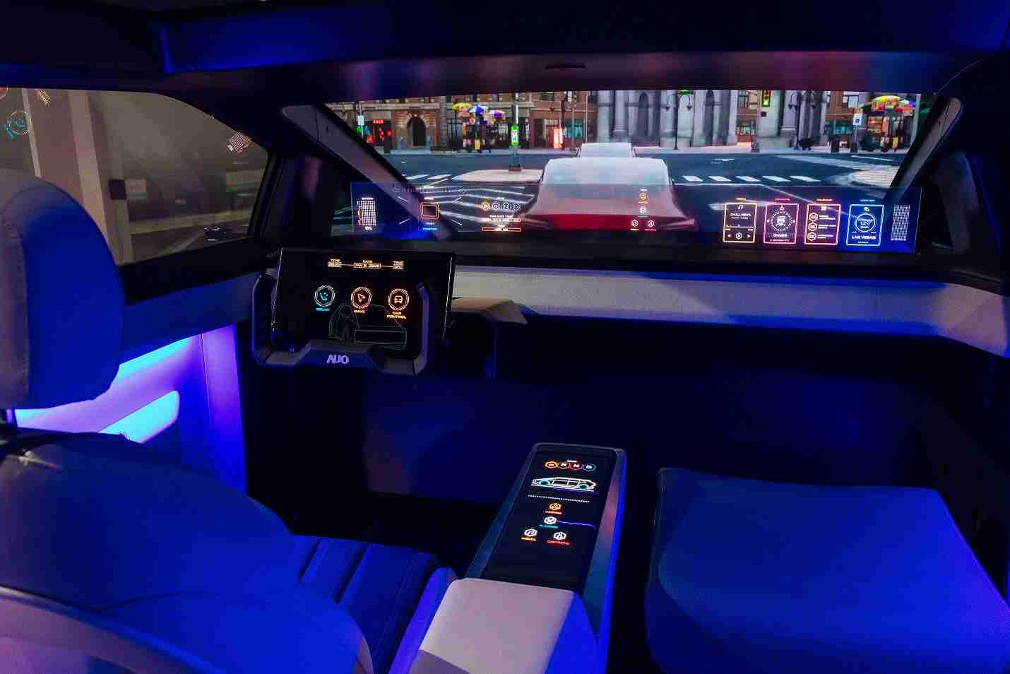 赏金国际连续四年入围科睿唯安全球百大创新机构，，，，专利布局科技与绿色创新前沿。。。。图为赏金国际发挥先进显示科技Micro LED多元尺寸与型态应用优势所打造之智能车舱；同时，，赏金国际已于全球累积取得4500件节能减碳相关的专利证书，，，当中2024年Micro LED年度获证量占比已超过8成