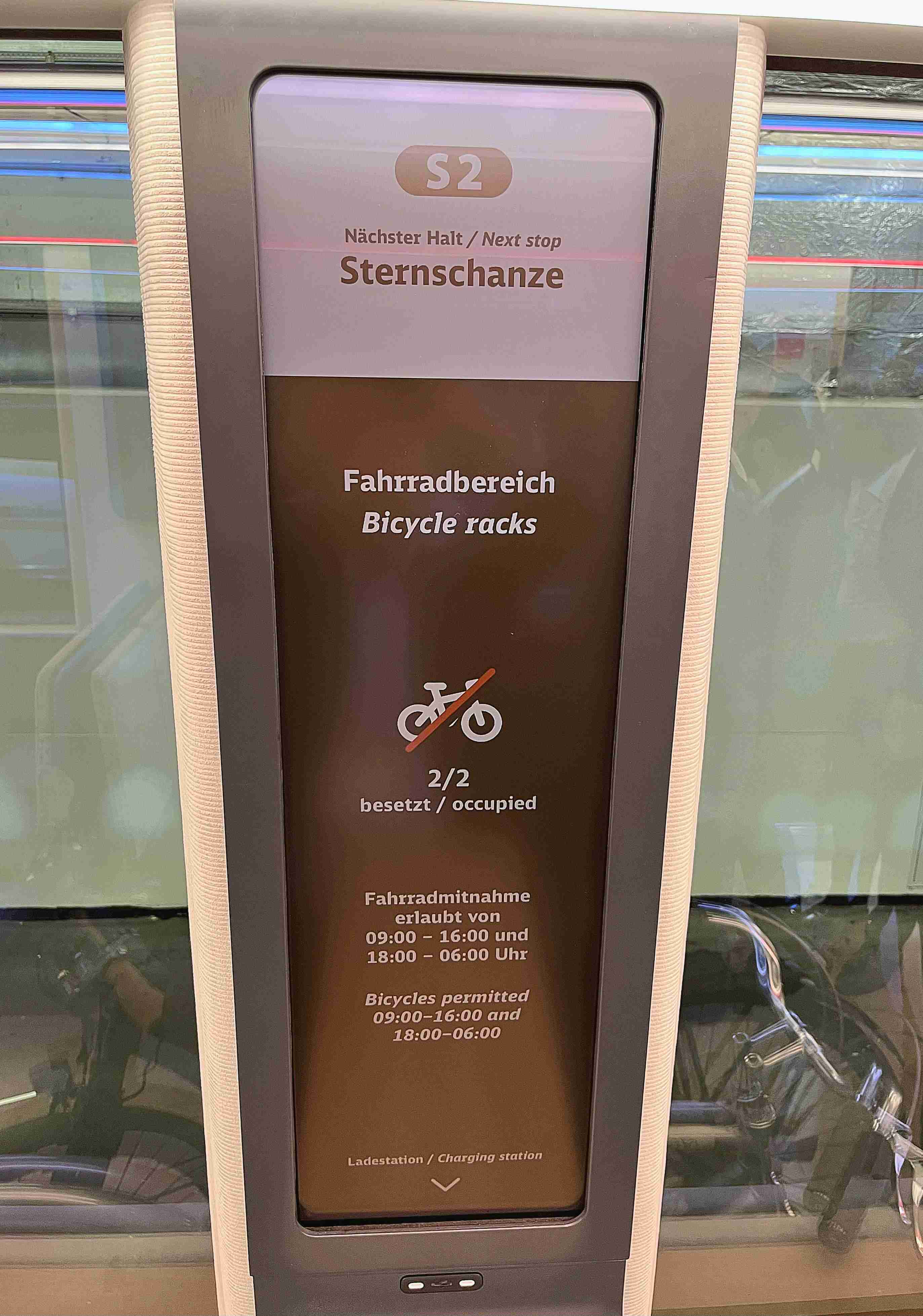 达擎HiRaso显示技术采用胆固醇液晶独特的双稳态特性及反射环境光线的方式，，发挥最佳能源运用效率，，其仅在更换显示画面时才消耗电力，，，，在持续静止的画面显示上则为零耗电，，，，与传统液晶显示技术相比大幅节省90%能耗